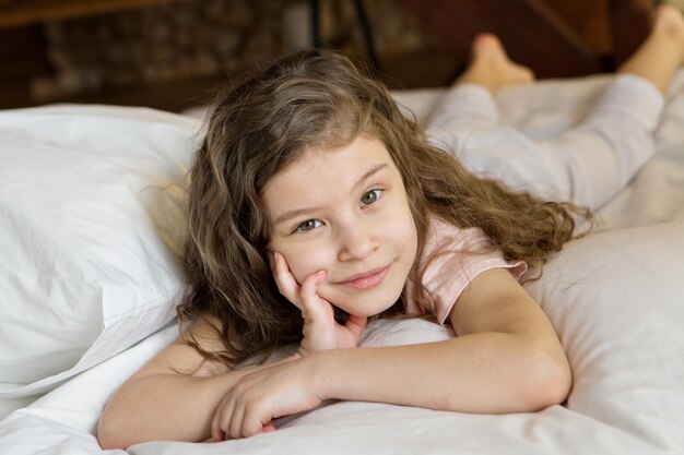 Matin famille : les enfants jouant au lit. se réveiller d'un rêve. Je viens de me réveiller. amour