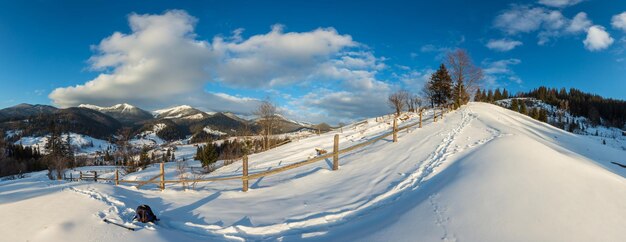 Matin d'hiver montagne chemin couvert de neige en milieu rural