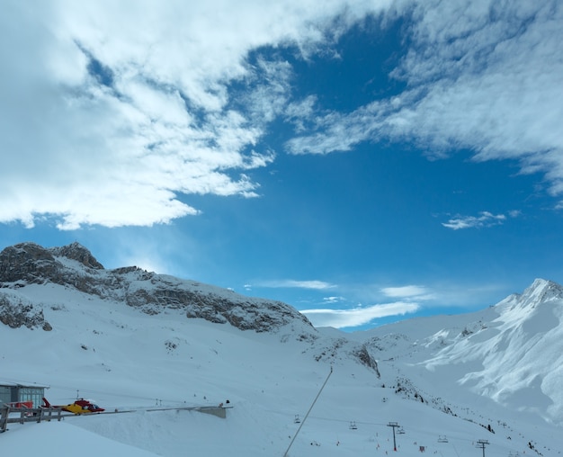 Matin hiver paysage des Alpes de Silvretta. Station de ski Silvrettaseilbahn AG Ischgl, Tyrol, Autriche.