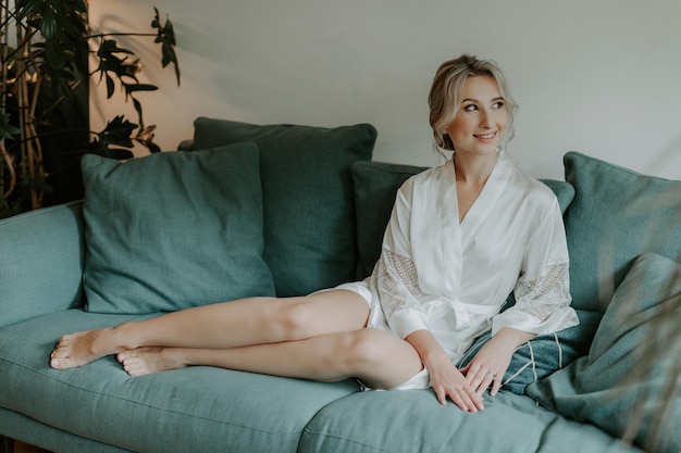 Matin de la mariée. Portrait d'une mariée en robe blanche.