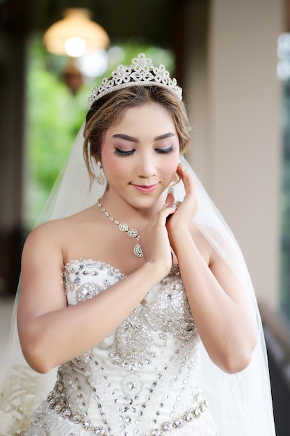 Matin de la mariée quand elle porte une belle robe femme se préparant avant la cérémonie de mariage