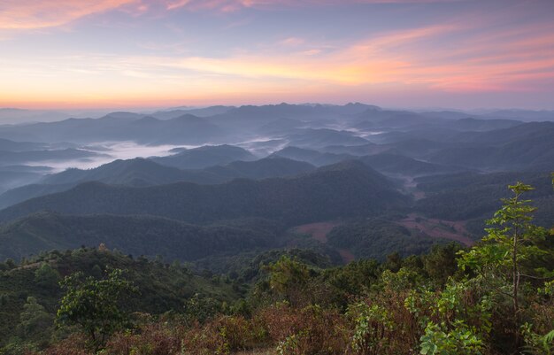 matin à la montagne en Thaïlande