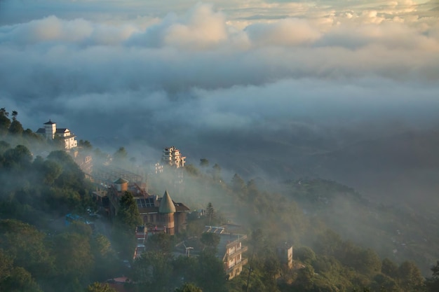 Matin en montagne Village dans les nuages