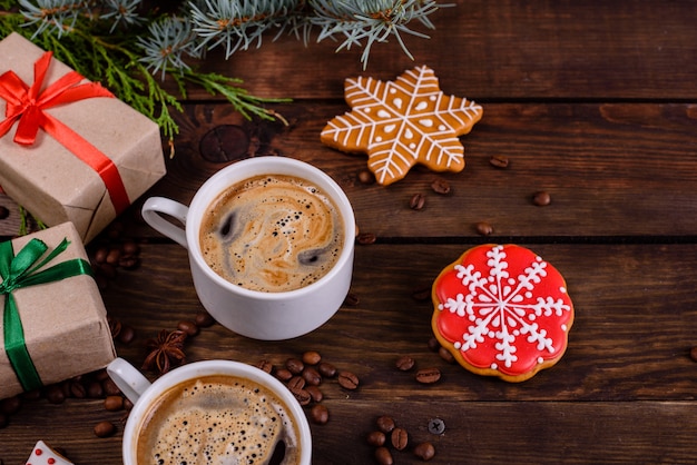 Matin de Noël avec café parfumé et cadeaux