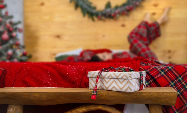 Matin de Noël, fille avec des cadeaux dans ses mains. Mise au point sélective.