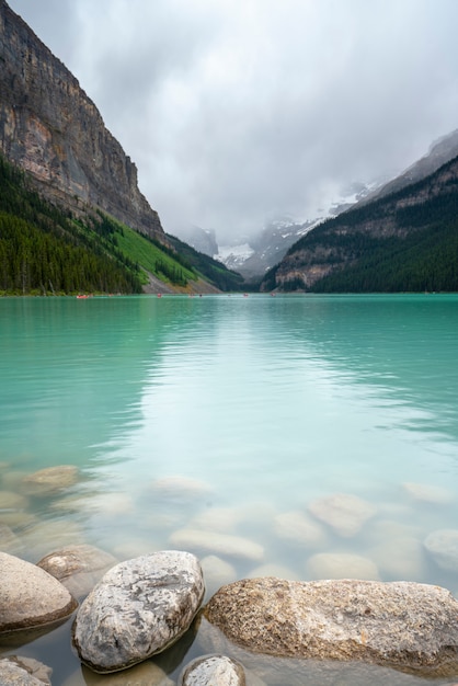 Matin nuageux au lac Lousie