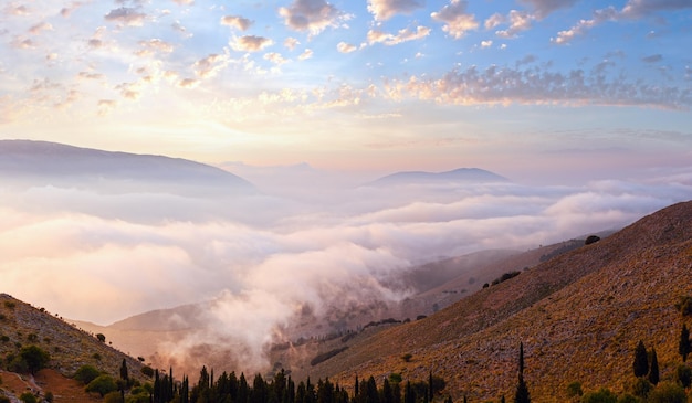 Matin nuageux paysage de montagne d'été Céphalonie Grèce Panorama