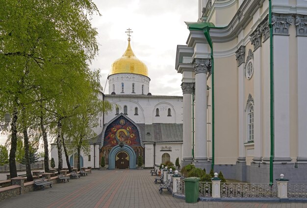 Matin nuageux à Pochaev Lavra vue sur la cathédrale de l'Assomption