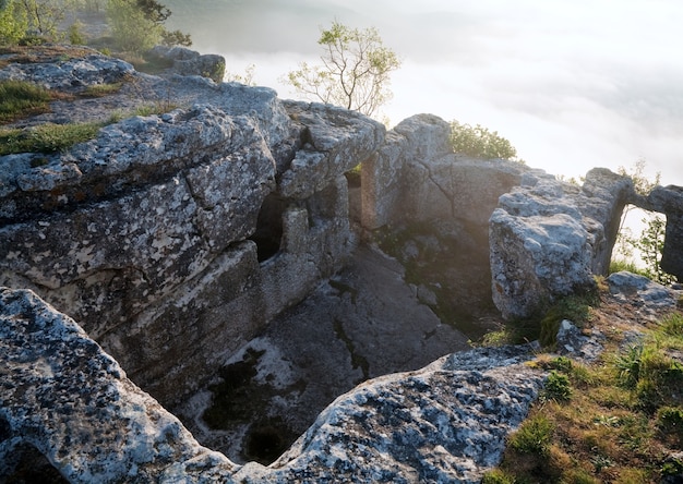 Matin nuageux vue du haut de Mangup Kale - forteresse historique et ancienne colonie de grottes en Crimée (Ukraine)