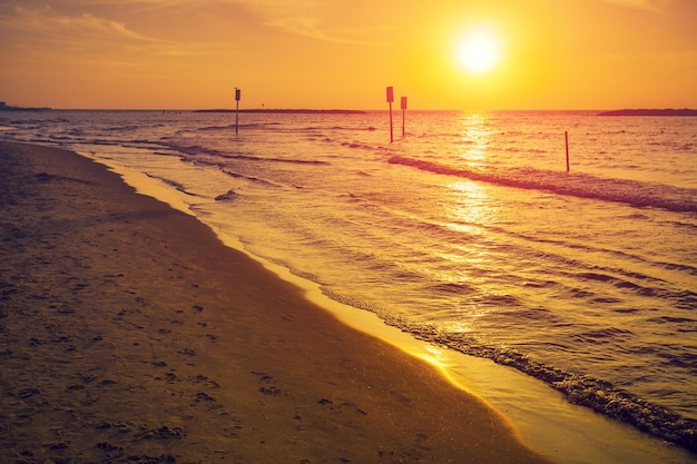 Matin sur la plage Lever de soleil magique sur la mer