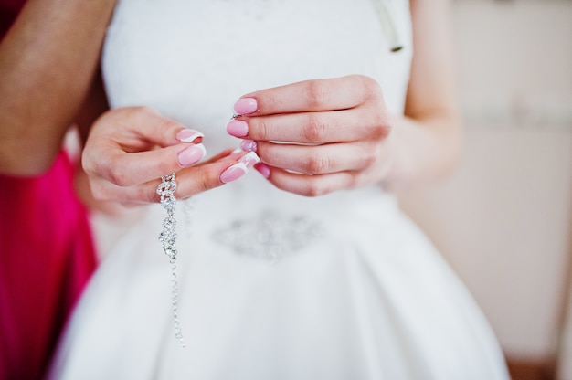 Matin de préparation de la mariée. Jeune et belle mariée au jour du mariage.