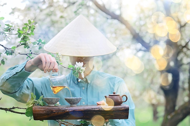 Matin de printemps en asie, cérémonie traditionnelle du thé en chine arôme sakura