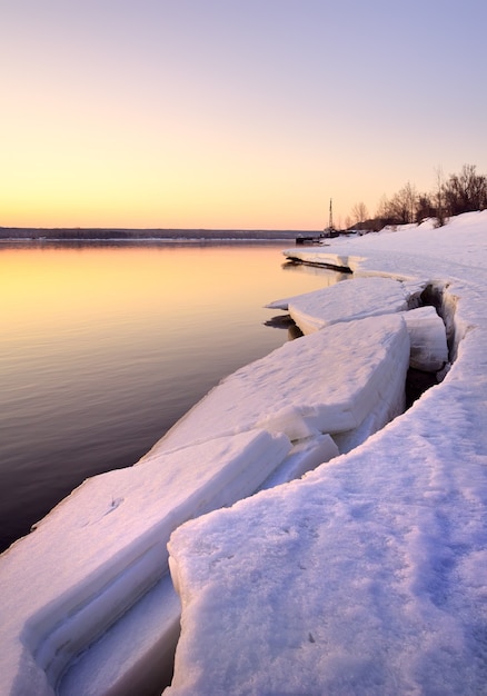 matin sur la rive de l'ob glace brisée sur la rivière au printemps le ciel de l'aube à l'horizon