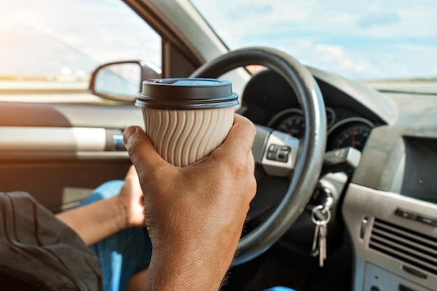 Matin sur la route une tasse de thé café dans une tasse jetable je viens de me réveiller