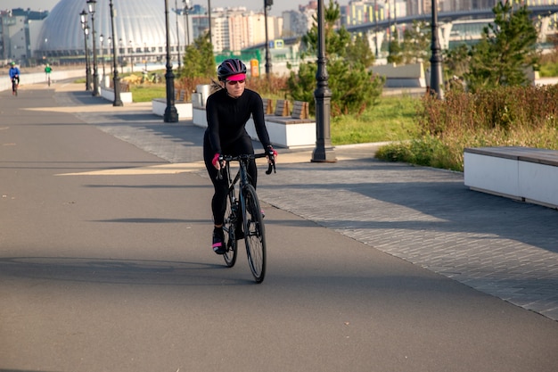 Le matin à vélo dans les rues de la ville