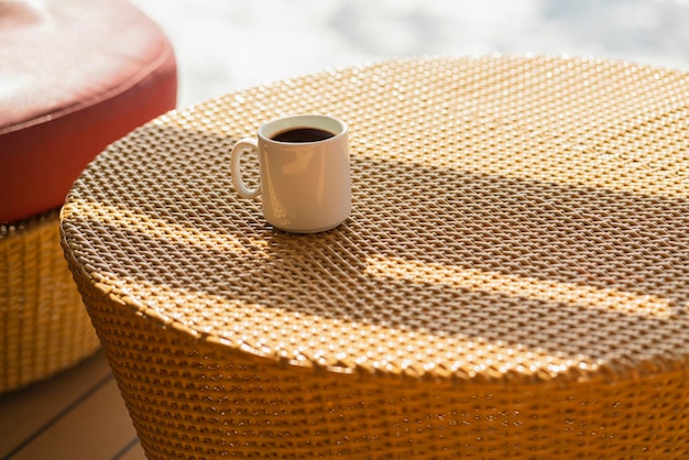 Matin week-end décontracté avec boisson chaude café sur table en rotin sur patio en bois soleil depuis la fenêtre détente décontractée concept deas