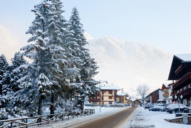 Une matinée dans la station de ski de Campitello Di Fassa en Italie