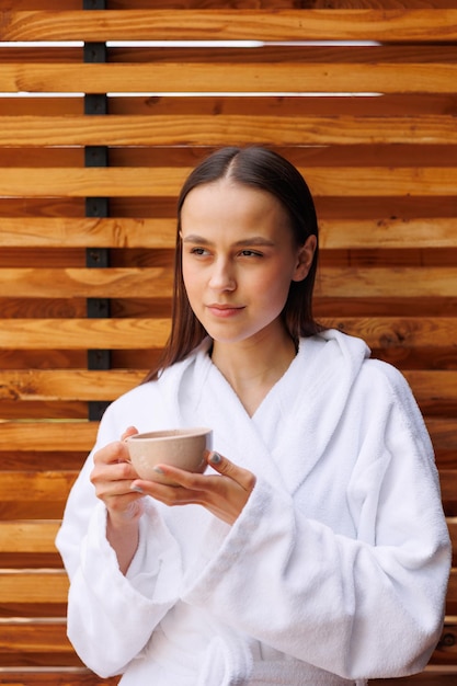 Matinée parfaite d'une femme dans un hôtel spa avec une tasse de thé