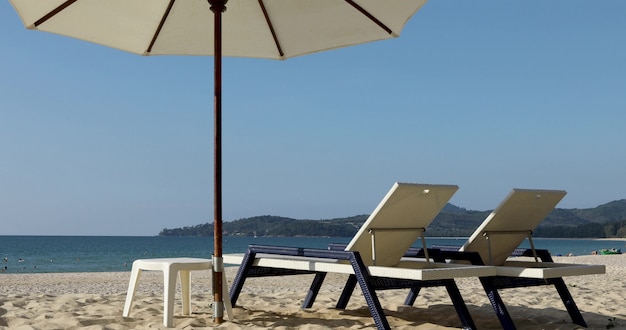 Matinée plage tropicale, plage de sable avec chaises longues