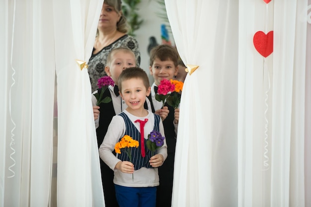 Matinée de vacances pour enfantsJoyeux enfants avec des fleurs préparées pour les vacances