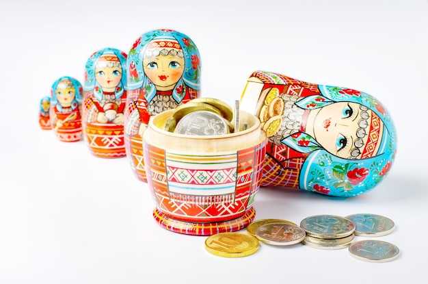 Matryoshka jouet traditionnel russe et de l'argent fond blanc Copy space