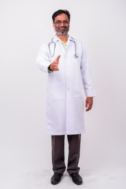 mature bel homme indien barbu médecin sur blanc