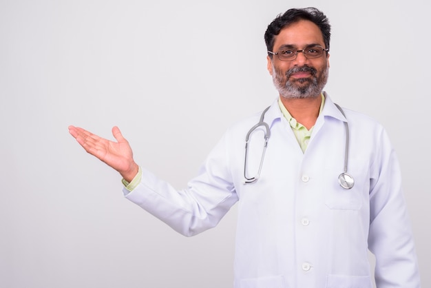 mature bel homme indien barbu médecin sur blanc