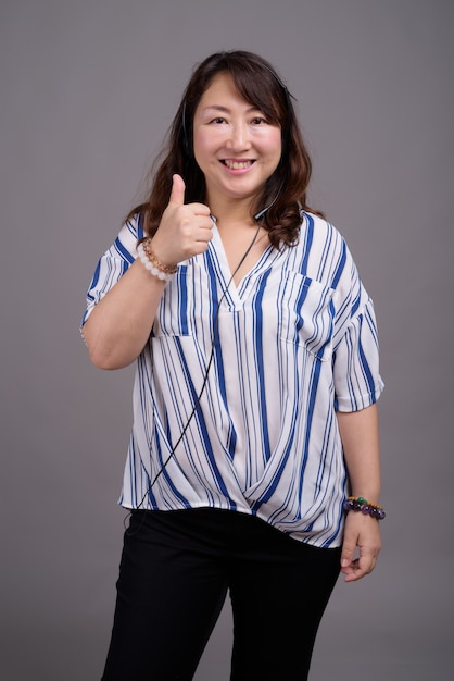 Photo mature belle femme d'affaires asiatique avec le pouce vers le haut