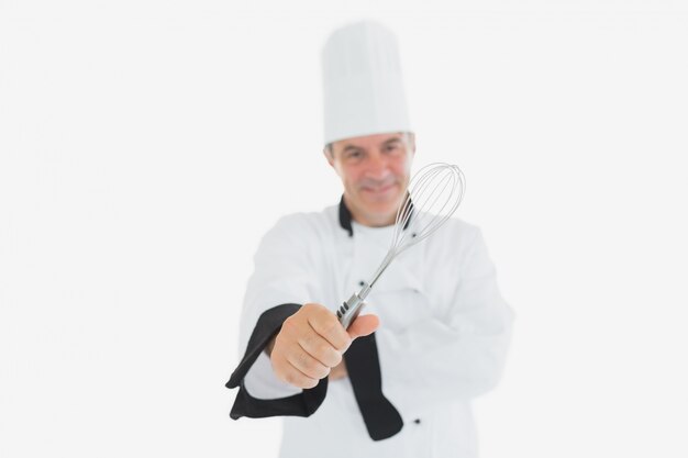 Mature chef tenant un fouet