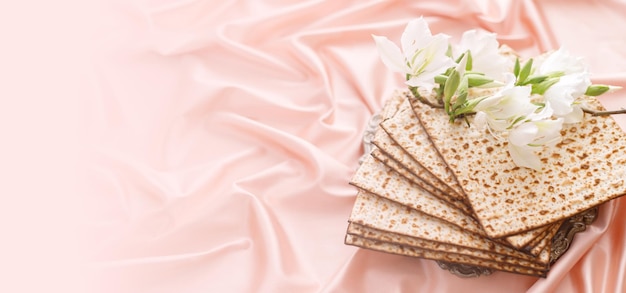 Matzo avec des fleurs blanches concept de célébration de Pessah fête de la Pâque juive