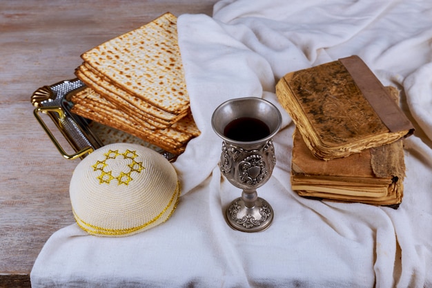 Matzo pour la Pâque avec plateau en métal et vin sur table