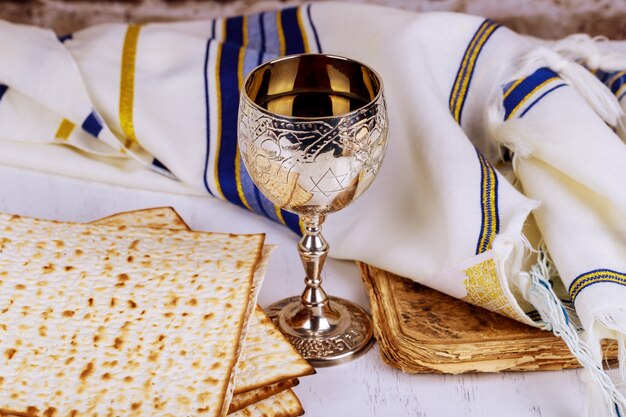 Matzo pour la Pâque avec plateau en métal et vin sur table