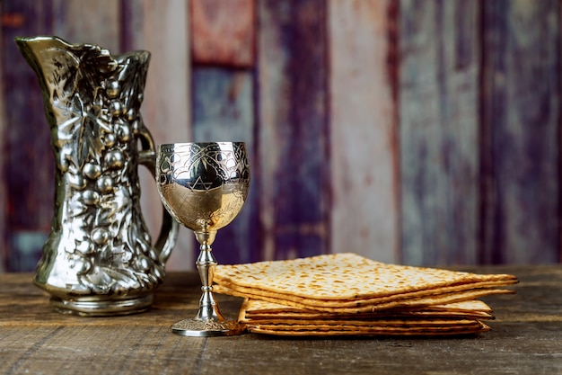 Matzo pour la Pâque avec plateau en métal et vin sur table