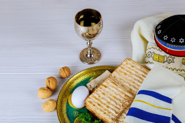 Matzo pour la Pâque avec plateau en métal et vin sur table