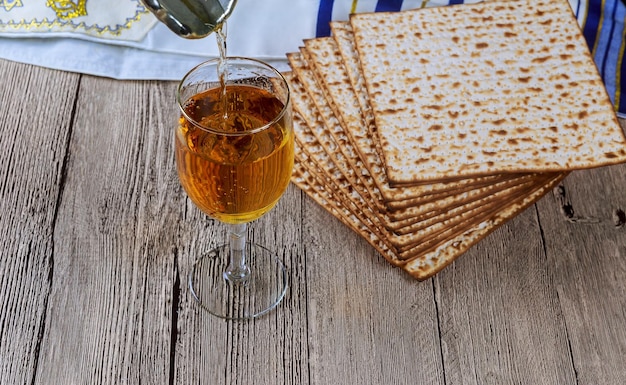 Matzo pour la Pâque et vin sur la table en gros plan