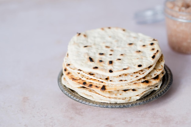 Matzo rond fait à la main dans une assiette Nourriture saine Célébration de la Pâque juive