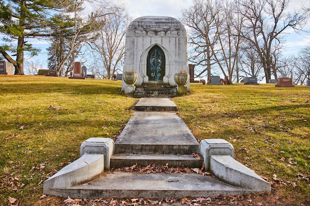 Mausolée élégant au cimetière de Lindenwood Serenité d'automne