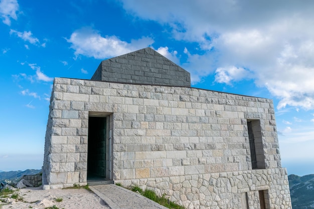 Mausolée de Negosh au sommet de la haute et pittoresque montagne Lovcen