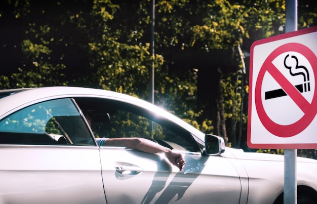 Photo le mauvais comportement des fumeurs lors de la conduite sur les routes publiques provoque la pollution avec ne pas fumer