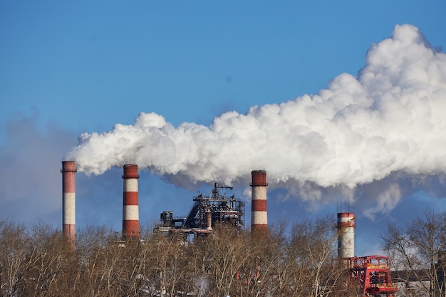 Mauvais environnement en ville. Catastrophe environnementale. Émissions nocives dans l'environnement. Fumée et smog. Pollution de l'atmosphère par l'usine. Les gaz d'échappement