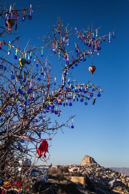 Mauvais œil ou perles de verre bleu turc traditionnel nazar suspendu à un arbre nu à Nevsehir Cappadoce