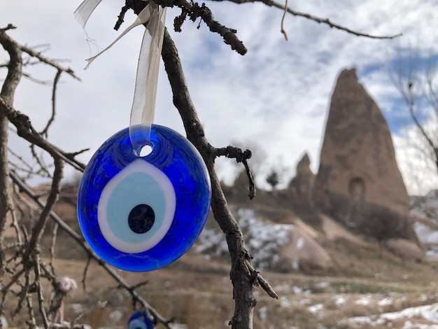 Mauvais œil - souvenir traditionnel turc attaché sur une branche d'arbre en Cappadoce. Dinde.