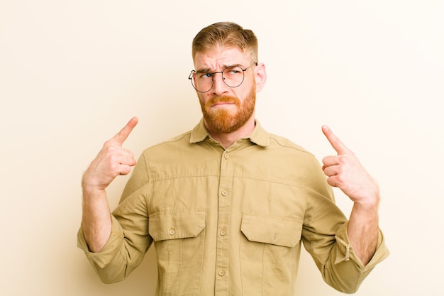 avec une mauvaise attitude, fière et agressive, pointant vers le haut ou faisant signe avec les mains