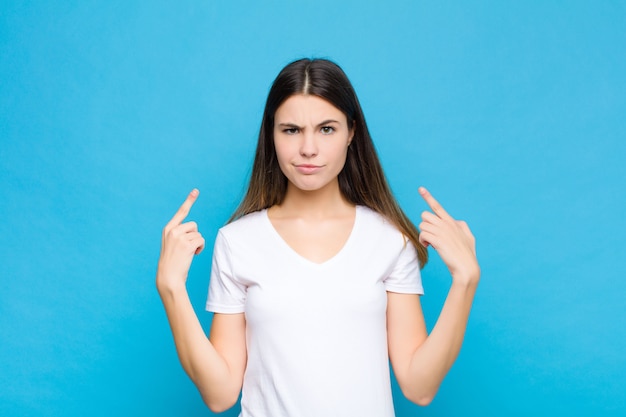 avec une mauvaise attitude, fière et agressive, pointant vers le haut ou faisant signe avec les mains