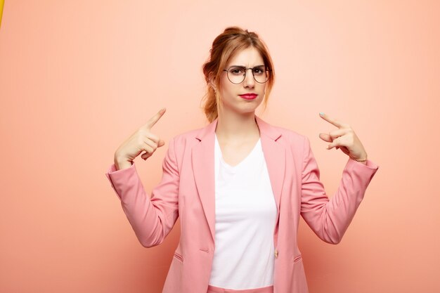 avec une mauvaise attitude, fière et agressive, pointant vers le haut ou faisant signe avec les mains