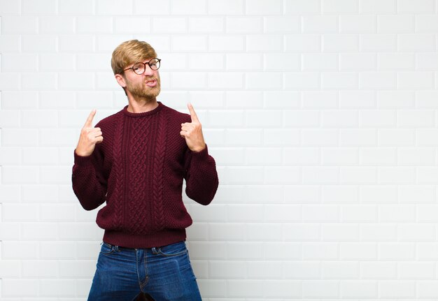 avec une mauvaise attitude fière et agressive, pointant vers le haut