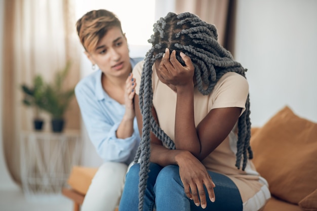 Mauvaise humeur. Les filles parlent et l'un d'eux a l'air frustré