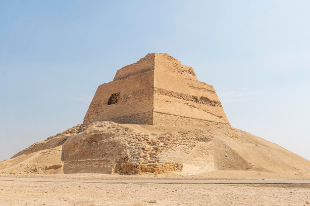 La mauvaise pyramide de Meidum près du Caire Egypte L'un des plus anciens sites d'Egypte dans le désert