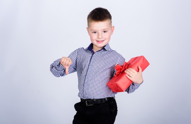 Mauvaise qualité Fête d'anniversaire petit garçon avec cadeau de Saint Valentin Shopping Boxing day Nouvel an assistant de magasin Enfance heureuse enfant heureux avec boîte cadeau Concept de mauvaise qualité de Noël