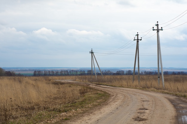 Mauvaise route de campagne. Un chemin de terre endommagé. Argile, saleté. Problème de concept avec les routes. l'impact humain sur l'environnement. Mauvaise route russe